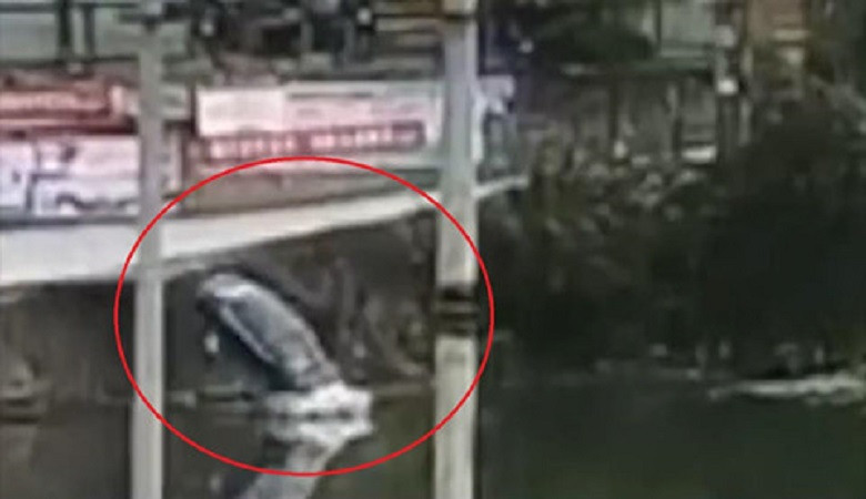 Tài xế đạp nhầm chân ga, ôtô bay thẳng xuống sông