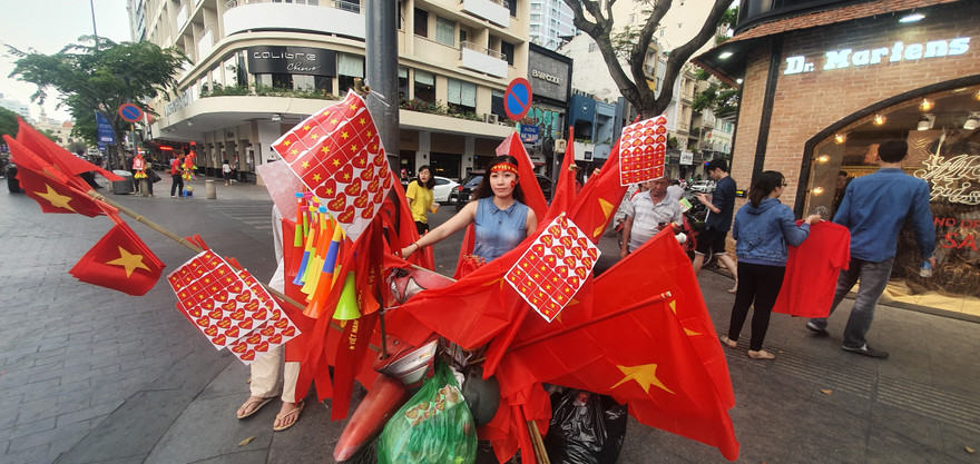 Người Sài Gòn đổ xô ra đường cổ vũ đội bóng đá U22 Việt Nam