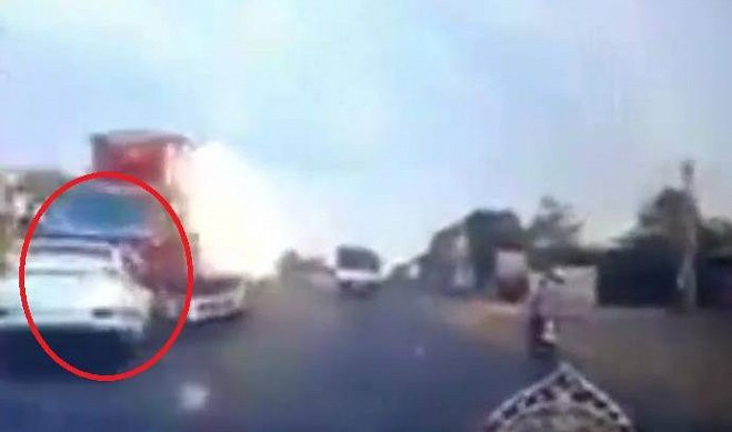 Clip: Ô tô con lao sang làn ngược chiều, tông trực diện container