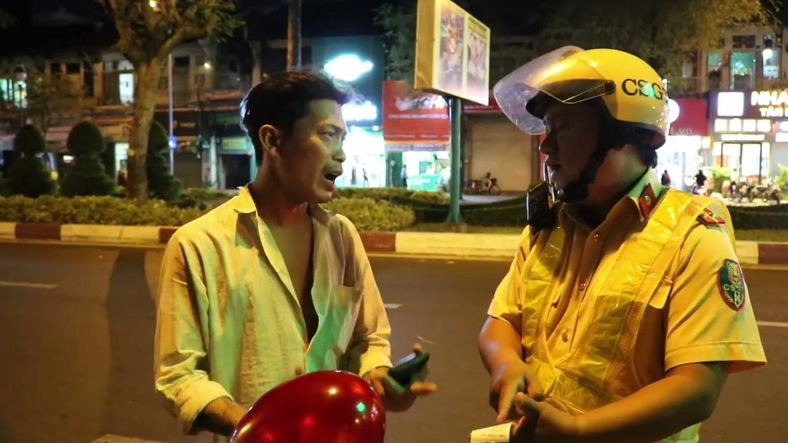 Clip:Người vi phạm nói mình 'không biết chữ' để xin xỏ CSGT và cái kết