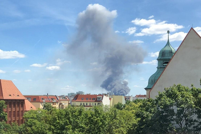 Cháy chợ Đồng Xuân ở Berlin, khói đen bốc lên ngùn ngụt