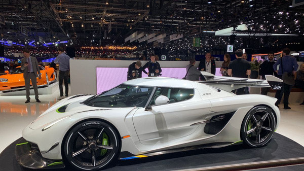 Cận cảnh siêu xe tốc độ hơn 480 km/h của Koenigsegg