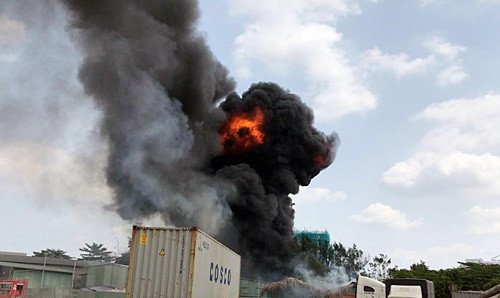 Khói lửa bao trùm kho hóa chất ở Bình Dương