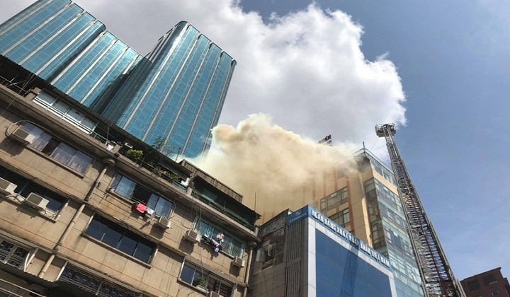 Video: Cháy lớn nhà hàng gần phố đi bộ Nguyễn Huệ