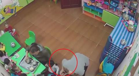 Không chịu ăn, bé mầm non bị cô giáo lôi ra góc tát liên tục