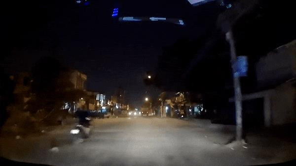 Phóng xe vấp ổ gà, tài xế cùng chiếc xe văng gần cả chục mét