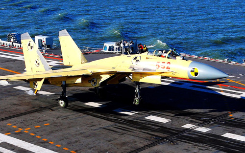 Tiêm kích hạm J-15 cất hạ cánh trên tàu sân bay Liêu Ninh CV-16