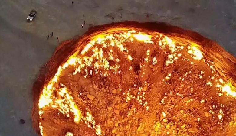 Cận cảnh cổng địa ngục cháy suốt hơn 40 năm qua