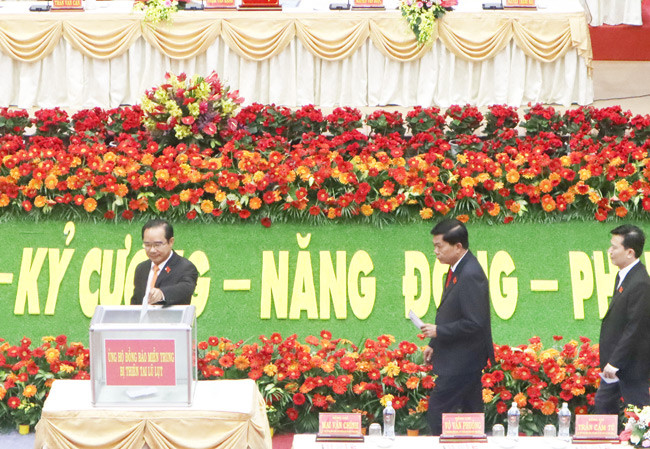 Đại hội Đảng bộ tỉnh Long An đóng góp giúp đỡ đồng bào miền Trung bị lũ lụt