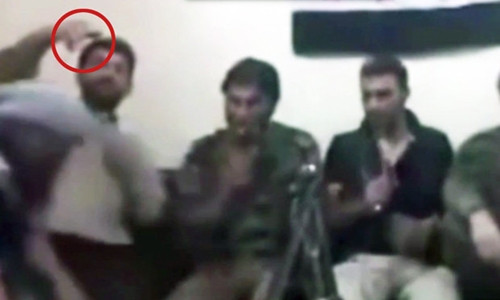 Một tay súng Quân đội Syria Tự do dùng điện thoại chụp ảnh tự sướng trước khi quả bom phát nổ. Ảnh: Daily Star.