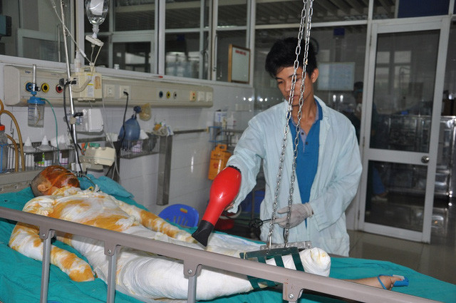 Nhận được tin mẹ, chị gái và em trai đều bị bỏng, em trai thứ 2 là Nguyễn Văn Thuận đang là sinh viên năm 3 trường ĐH Tôn Đức Thắng phải đi từ trong Sài Gòn ra Hà Nội để cùng bố chăm chị gái.