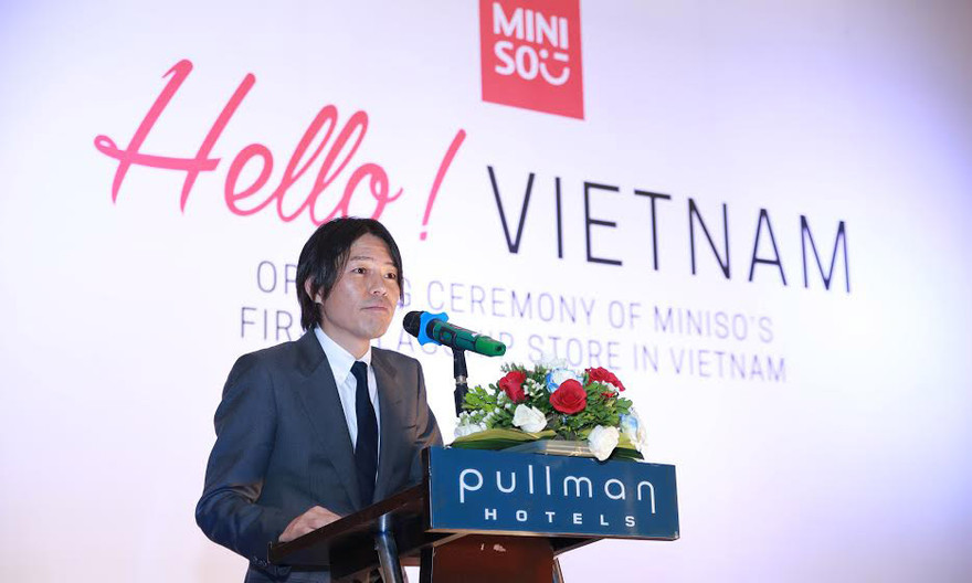 Ông Miyake Jyunya trả lời các nhà báo về xuất xứ của thương hiệu- thực chất là Nhật Bản hay Trung Quốc.