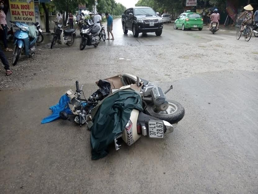 Xế hộp tông xe máy, 3 mẹ con nguy kịch