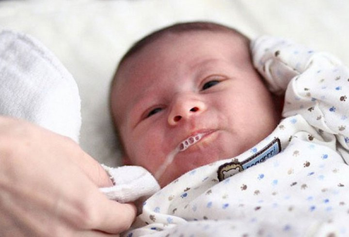 Video: Bác sĩ khoa nhi bày cách sơ cứu sặc sữa ở trẻ sơ sinh