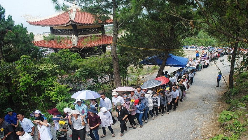 Video: Hàng chục nghìn lượt người đến viếng mộ Đại tướng Võ Nguyên Giáp