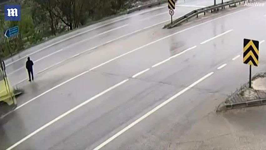 Đang chờ qua đường, bị ‘thần chết’ vụt qua ‘hỏi thăm’