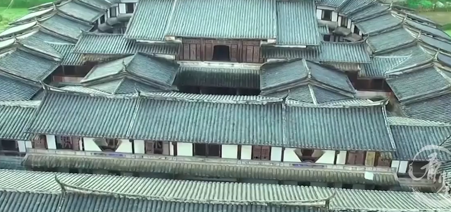 Khu nhà cổ 10.000 tấn nằm trên đầm lầy