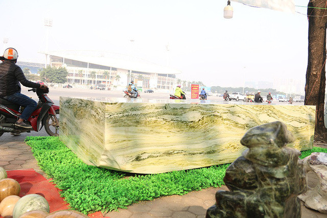 Cận cảnh sập đá ngọc nguyên khối nặng hơn chục tấn, giá 2,6 tỷ ở Yên Bái