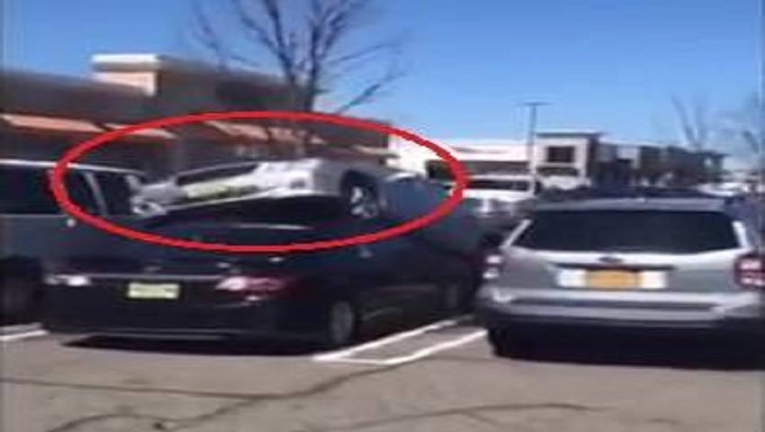 Tài xế nhầm chân ga, xe bay lên nóc ôtô khác