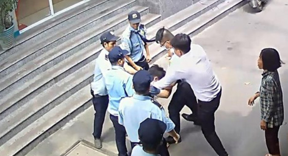 Đánh nhau ở bệnh viện 115, 2 bảo vệ phải uống phơi nhiễm