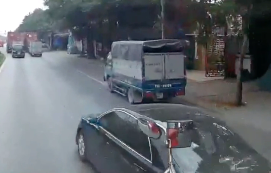 Ôtô con chèn đầu xe công-ten-nơ để vượt - Đừng lấy tai nạn làm kinh nghiệm 