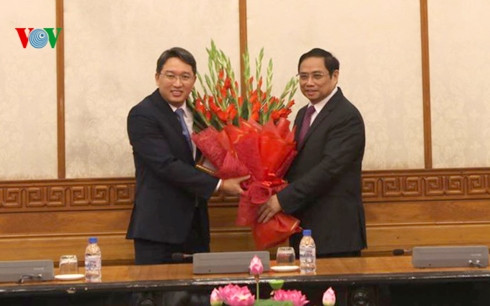 Ông Phạm Minh Chính tặng hoa chúc mừng ông Nguyễn Hải Ninh 