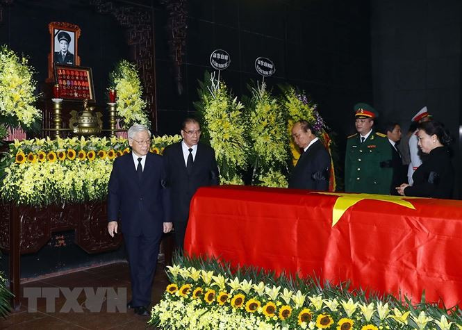 Đoàn đại biểu Ban Chấp hành Trung ương Đảng do đồng chí Nguyễn Phú Trọng, Tổng Bí thư, Chủ tịch nước dẫn đầu viếng Trung tướng - Ảnh: TTXVN 