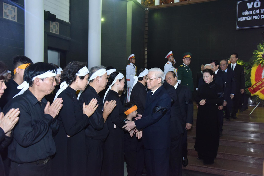 Đoàn Ban Chấp hành T.Ư Đảng do Tổng Bí thư, Chủ tịch nước dẫn đầu chia sẻ với thân quyến gia đình Trung tướng Đồng Sỹ Nguyên.