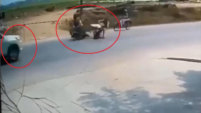 Hai xe máy va chạm khiến tài xế ngã vào ôtô bán tải