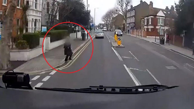 Băng qua đường đột ngột, người đi đường suýt bị xe tải tông