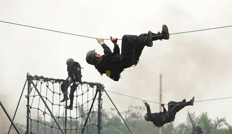 Cận cảnh cảnh sát cơ động nổ súng diễn tập chống khủng bố