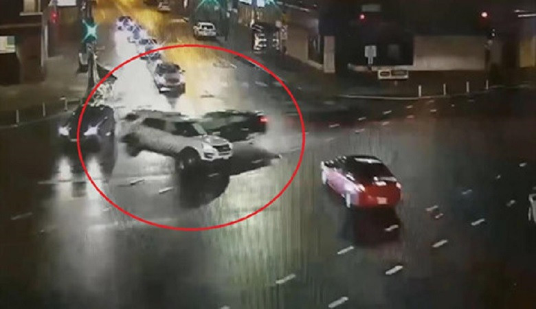 Tài xế say rượu vượt đèn đỏ, đâm thẳng vào xe cảnh sát