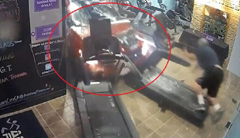 Nữ tài xế lái Mercedes tông thẳng phòng gym, suýt làm chết người