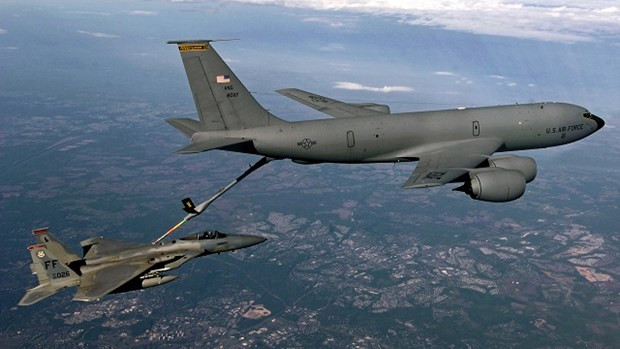 Cận cảnh siêu phi cơ của Mỹ tiếp nhiên liệu trên không ngoạn mục