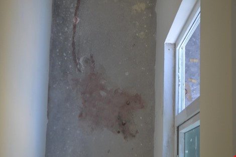 Vết máu nơi nạn nhân Minh rơi xuống. Ảnh: Đ.C.