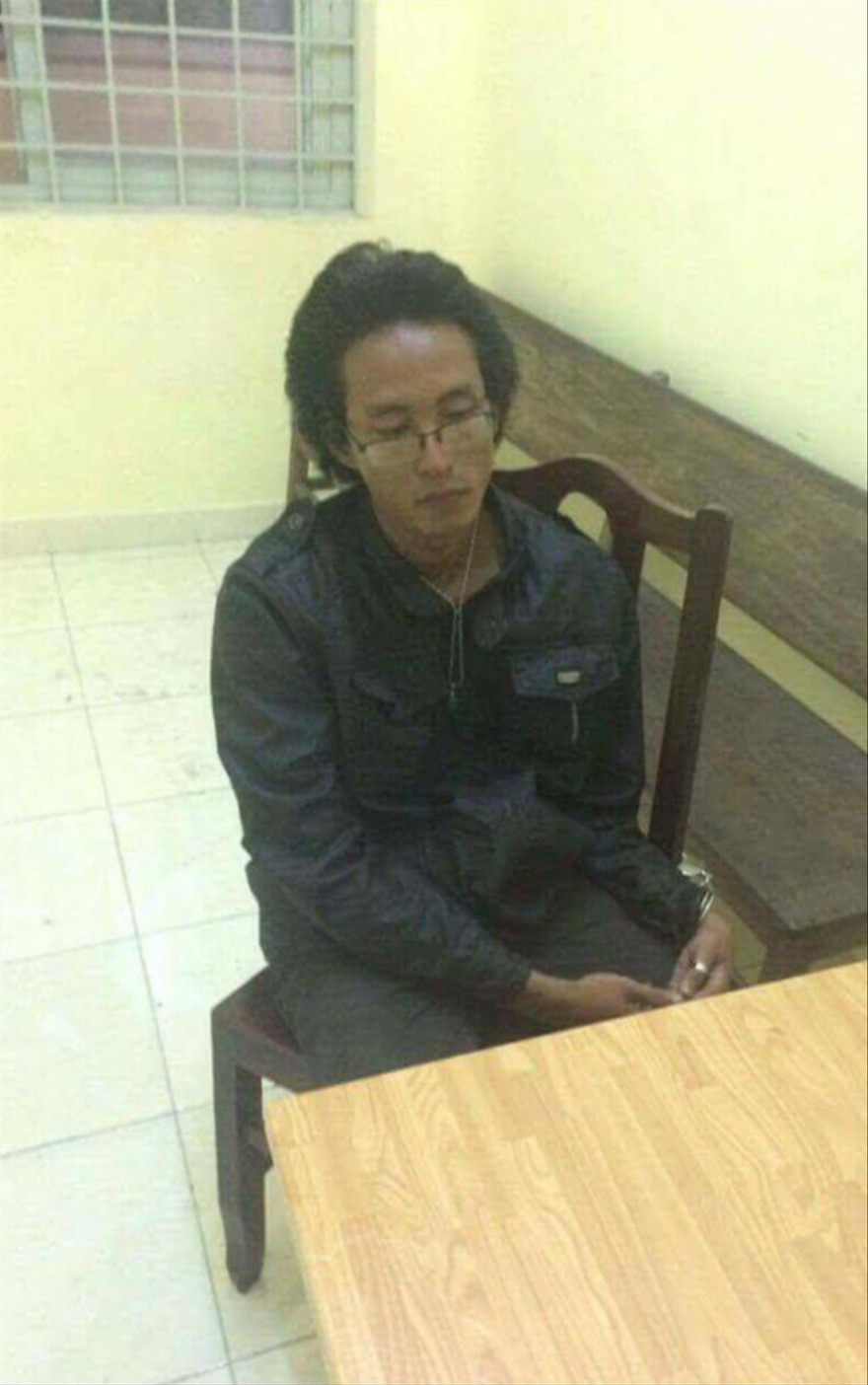 Khởi tố thanh niên vác mã tấu chém hàng loạt kính ô tô trên đường