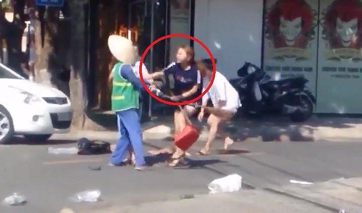 Bị nhắc nhở vứt rác bừa bãi, chủ shop quần áo đánh cô lao công tới tấp