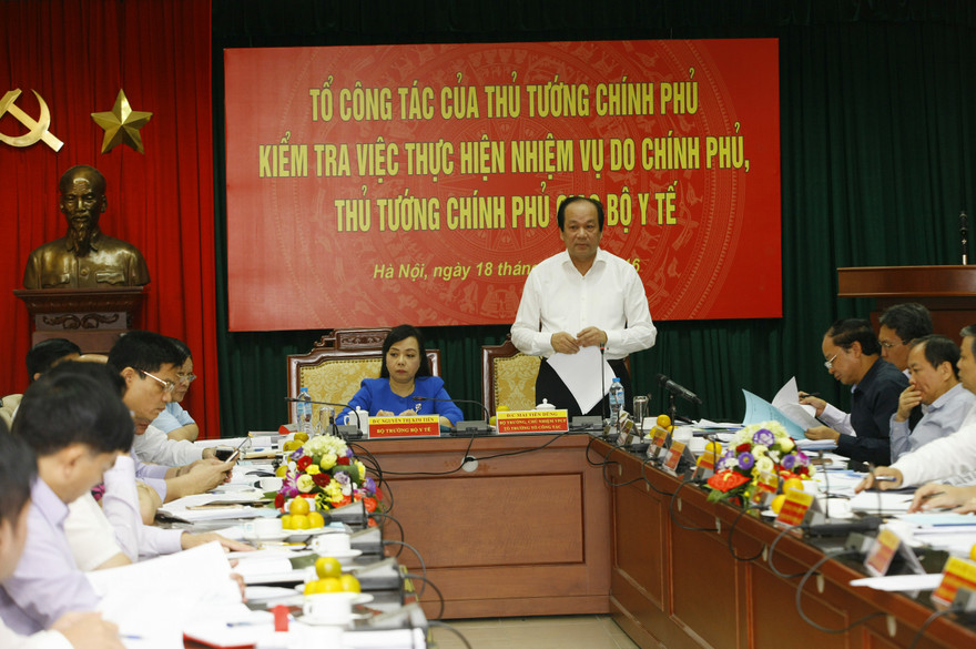 Bộ trưởng, Chủ nhiệm VPCP Mai Tiến Dũng và các thành viên kiểm tra việc thực hiện các nhiệm vụ tại Bộ Y tế (ảnh Như Ý)