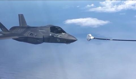 Chiến cơ F-35B của Anh chao đảo sau động tác tiếp dầu hụt