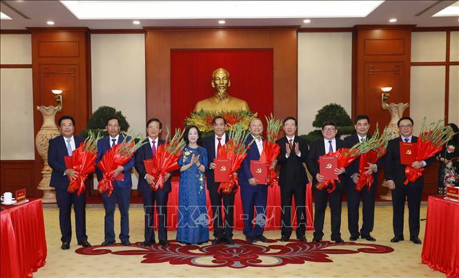 Thường trực Ban Bí thư Võ Văn Thưởng trao quyết định nghỉ hưu cho các Ủy viên T.Ư Đảng khóa XII (Ảnh: TTXVN)