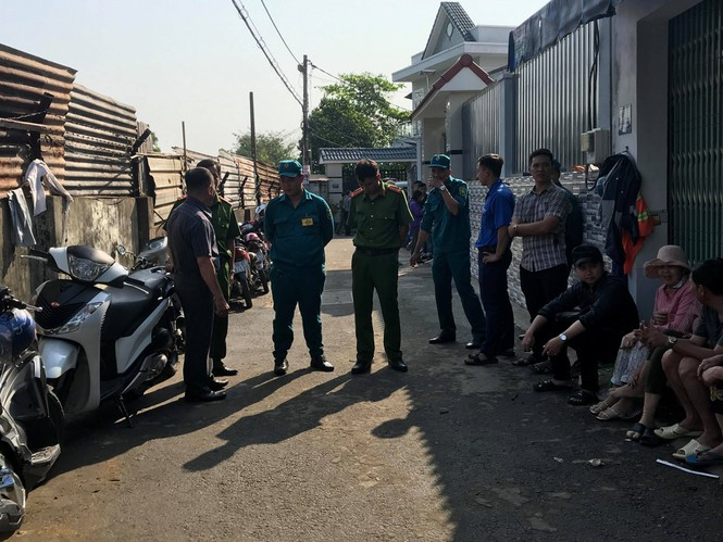 Lực lượng chức năng phong tỏa hiện trường vụ cháy nhà 