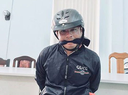 Cảnh sát phải giữ cho Nam không cắn lưỡi tự tử. Ảnh: VnExpress