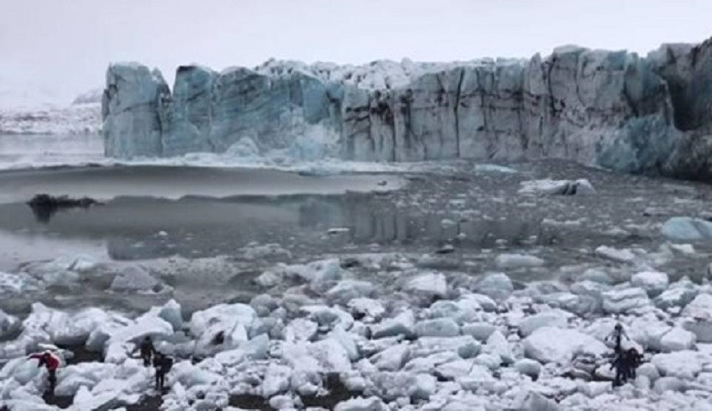 Núi băng đổ sập gây sóng lớn, du khách chạy tán loạn