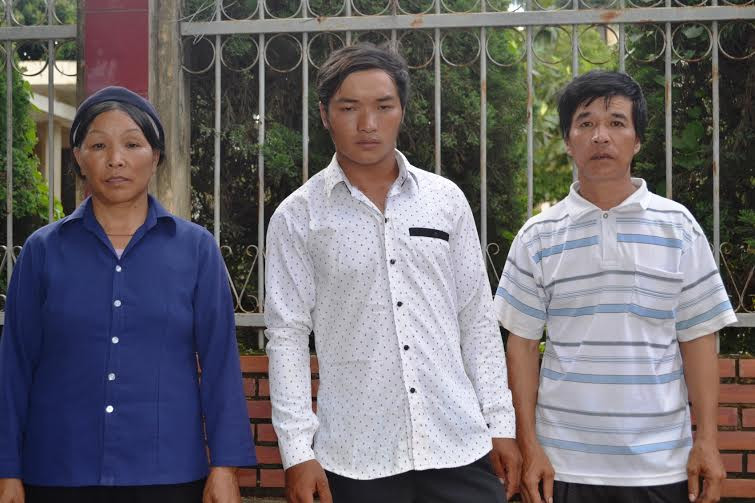 Anh Nam (giữa) cùng bố mẹ lên sở họp
