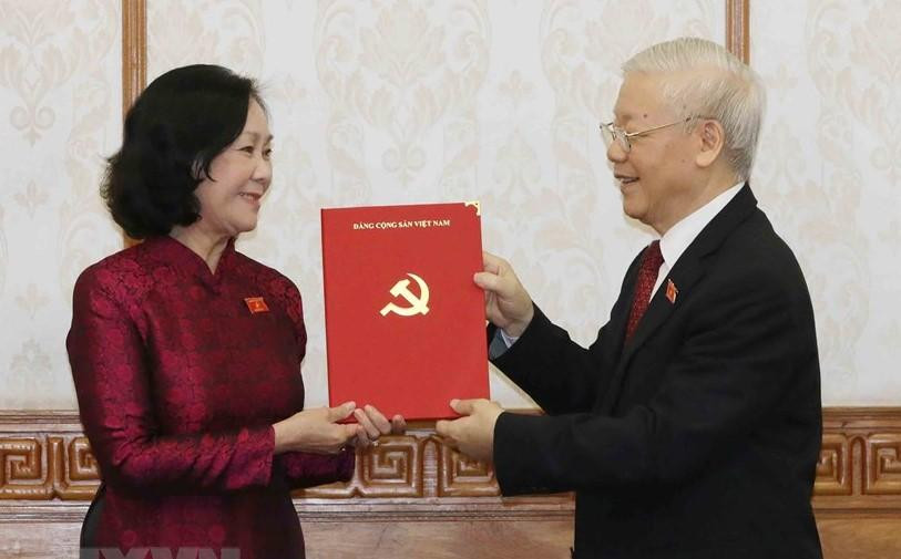 Tổng Bí thư trao quyết định cho bà Trương Thị Mai (ảnh TTXVN)