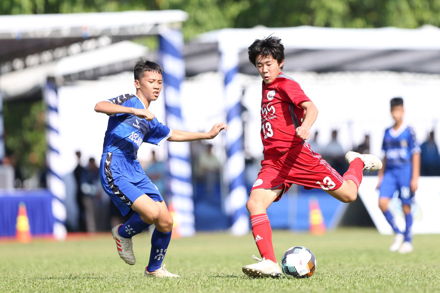 Các cầu thủ U13 Bình Dương (áo xanh) và U13 Tokyo Skeyes