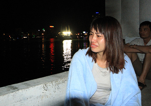 Chị Xuân khóc nức nở khi hai con chưa được tìm thấy. Ảnh: Nguyễn Đông.