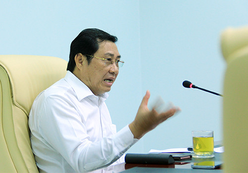 Chủ tịch Đà Nẵng Huỳnh Đức Thơ truy vấn trách nhiệm của các Sở, ngành liên quan vụ tàu chìm. Ảnh: Ngọc Trường.