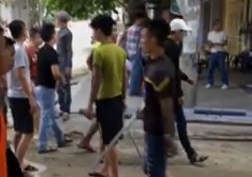 Nhóm côn đồ cầm gậy gộc, tuýp sắt tấn công người trong căn nhà số 278.