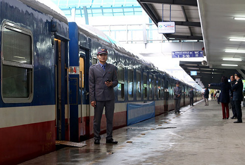 Nhân viên đường sắt không được xem bóng đá trong giờ làm việc. Ảnh minh họa: Bá Đô